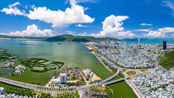 Thành phố Quy Nhơn lộng lẫy nhìn từ trên cao, là nơi đi đâu ta cũng muốn quay về