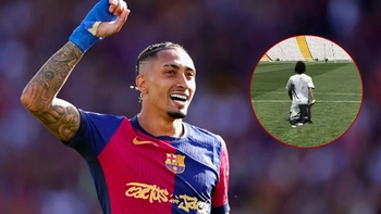 Raphinha quỳ gối đi hết sân khi Barca vô địch La Liga