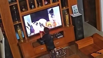 Bé trai cầm gậy đánh nhân vật trong phim làm vỡ màn hình tivi