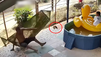 Pha trượt tay làm bay chiếc điện thoại mới mua vào bể nước