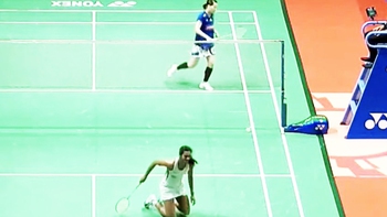 Cựu vô địch thế giới Sindhu đập vợt vì bất lực trước Nguyễn Thùy Linh