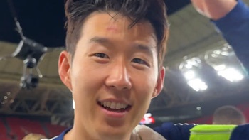Son Heung Min ‘mẻ trán’ vì bị xô khi nâng cúp Europa League