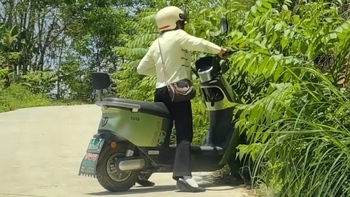 Người phụ nữ khổ sở với xe máy điện 'thích lao vào bụi cây'