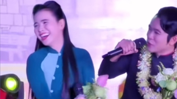 Hai ca sĩ bolero gặp tình huống khó đỡ khi khán giả tặng hoa