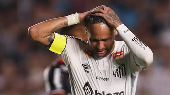 Trở lại sau chấn thương, Neymar bị cổ động viên nhà la ó
