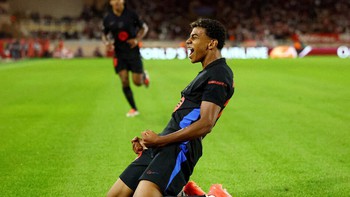 Yamal đòi lương cao nhất, fan Barca lo mất người