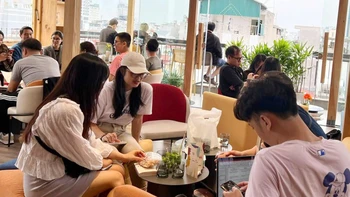 Từ xôn xao quán cà phê bịt hết ổ điện: Cách nào để xử lý khách 'cắm rễ' mà không bị chửi?