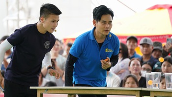 Nguyễn Quang Hải nhễ nhại mồ hôi, san sẻ yêu thương cùng ‘Mái ấm gia đình Việt’