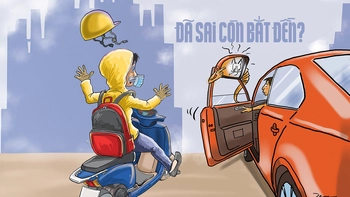 Mở cửa ô tô bất cẩn còn đòi bồi thường 3 triệu đồng!