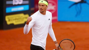Fan nói điềm lành khi máy bay chở Zverev dự Roland Garros bị sét đánh