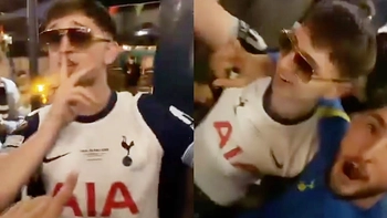 Mikey Moore Tottenham bị ‘đuổi khéo’ khỏi tiệc mừng Europa League vì chưa đủ tuổi
