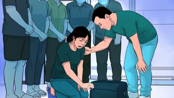 Vợ nghẹn ngào quỳ gối tiễn biệt tạng chồng trước khi hiến tặng