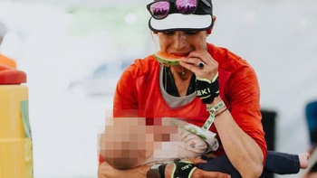 Nữ runner vừa chạy vừa dừng cho con bú vẫn thắng giải siêu marathon 100km