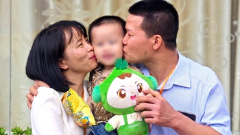 Từng ly hôn vì không có con, cặp vợ chồng tái hôn rồi có con ‘chính chủ’