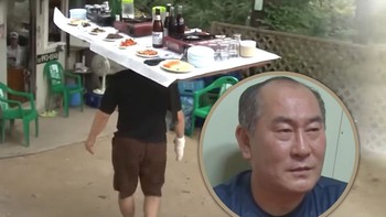 Hút khách 'khủng' nhờ chiêu... đội bàn lên đầu