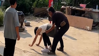 Lỡ ngồi một tí vào cái xô mà mắc chặt luôn không tháo ra được