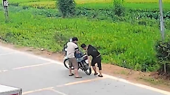 Chàng trai say rượu ngã nhào xuống ruộng lúa