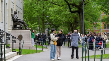 Việt Nam bình luận về thông tin Mỹ ngừng phỏng vấn visa du học