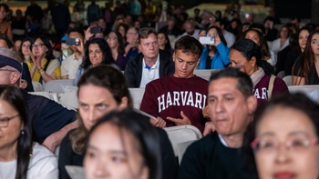 Sinh viên quốc tế tìm cách rời Harvard trước áp lực của ông Trump