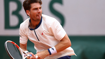 Tay vợt triệu đô Cameron Norrie từng bị cằn nhằn vì lấy dây giày thắt lưng