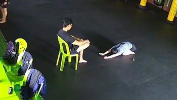 Chàng trai làm 'Hoàng thượng' khi bạn gái tập yoga