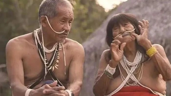 Thổ dân Amazon vác đơn đi kiện vì bị gắn mác nghiện phim nóng