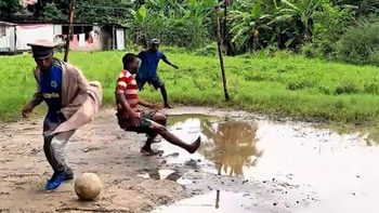 Pha ghi bàn phá tan 'định luật vật lý' của chàng trai châu Phi