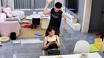 Anh chồng giỡn nhẹ có chút xíu mà phải xin lỗi vợ cả đêm