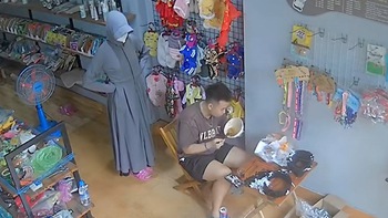 Chồng xỉu ngang khi vợ hóa ma nơ canh đứng sau lưng