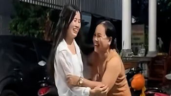 Hành động đáng yêu của mẹ khi con gái bất ngờ về thăm nhà