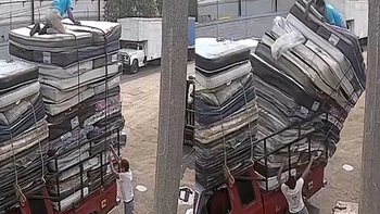 'Người vận chuyển' ngã vào lòng đất khi giằng đồ