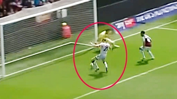 Fan ôm đầu vì pha bỏ lỡ bàn thắng khó tin của cầu thủ Millwall