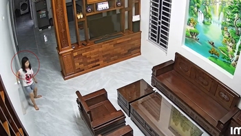 Bé gái sợ ma khi ra phòng khách tắt điện một mình