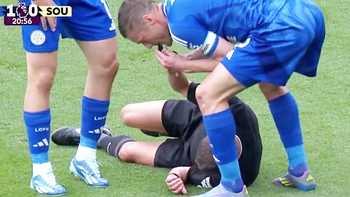 Tiền đạo Jamie Vardy thổi còi dừng trận vì trọng tài… nằm sân