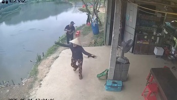 Người phụ nữ nhảy múa yêu đời khi câu được con cá lóc to