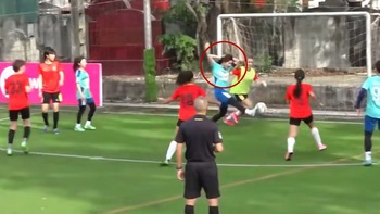 Nữ cầu thủ vừa cột tóc vừa ghi bàn