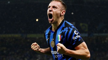 Davide Frattesi suýt ngất xỉu khi mừng bàn thắng cho Inter Milan
