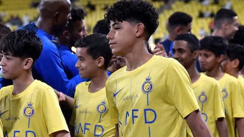 Cristiano Ronaldo khoe con trai lần đầu lên tuyển U15 Bồ Đào Nha
