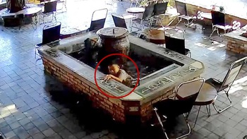 Bé trai ngã xuống bể cá vì nằm ngả ngớn
