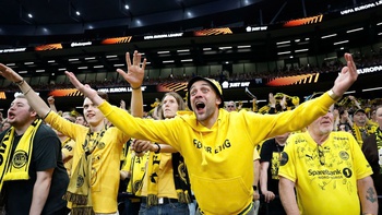 CĐV Na Uy dùng cá khô đổi vé xem UEFA Europa League