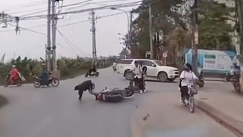 Người đàn ông chạy xe máy ẩu, còn lớn tiếng mắng hai nam sinh