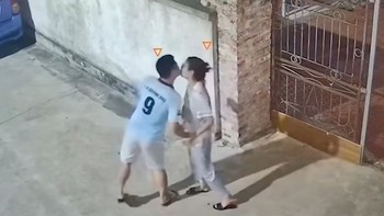 Vợ sung sướng khi được chồng cho tiền