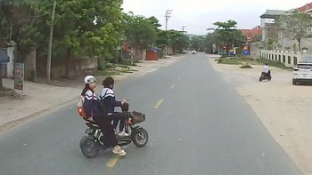 Tài xế phanh cháy lốp ô tô khi gặp 2 nữ sinh sang đường kiểu 'đố biết'