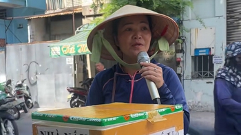 Cô gái bán hàng rong cover 'Tay trái chỉ trăng' bằng loa kẹo kéo, hay như nuốt đĩa