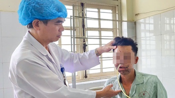 Bị gấu rừng tấn công, người đàn ông biến dạng cả mặt