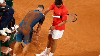 Djokovic giúp đối thủ, khán giả vỗ tay rần rần giữa đêm PSG bắn pháo hoa