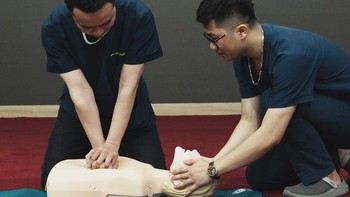 Bị điện giật ngừng tim dưới hồ cá koi, được hàng xóm cứu sống nhờ ép tim