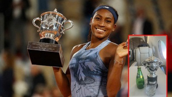 Coco Gauff hài hước khi nhận cúp Roland Garros mini về nhà