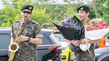 Cười xỉu với màn RM thổi kèn Tây chào đón V BTS xuất ngũ