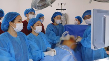 Luồn ống dẫn qua bụng mẹ để hút dịch màng phổi cho thai nhi